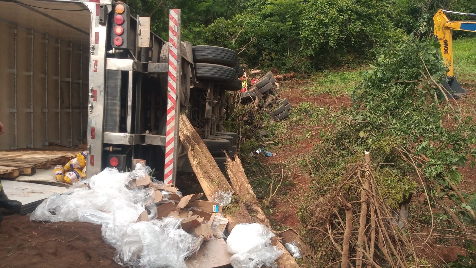 Colisão frontal entre carro e caminhão na BR-153 termina com motoristas mortos