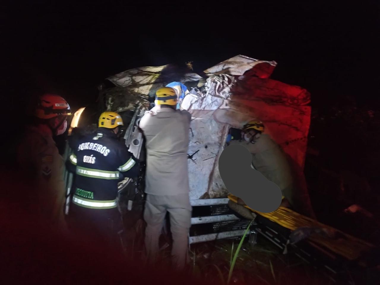 Homem fica preso às ferragens em grave acidente envolvendo uma carreta na GO – 213