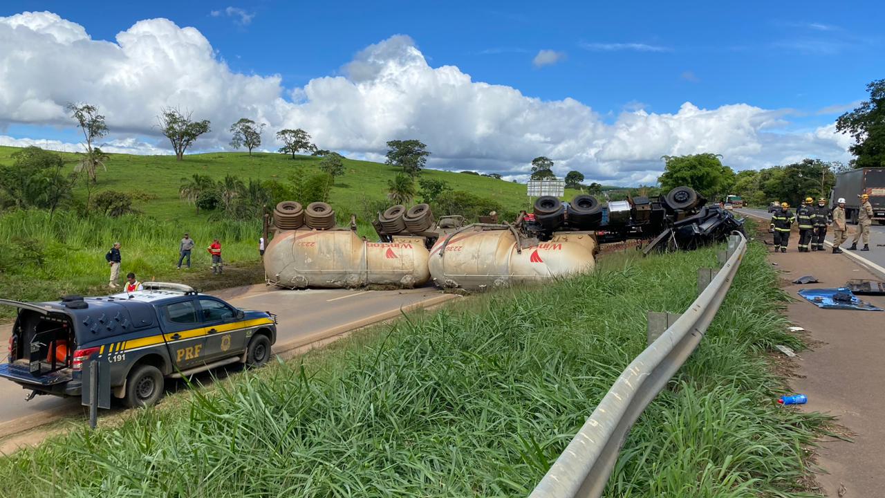 Imagem mostra caminhão tombado na BR-153. (Foto: Reprodução)