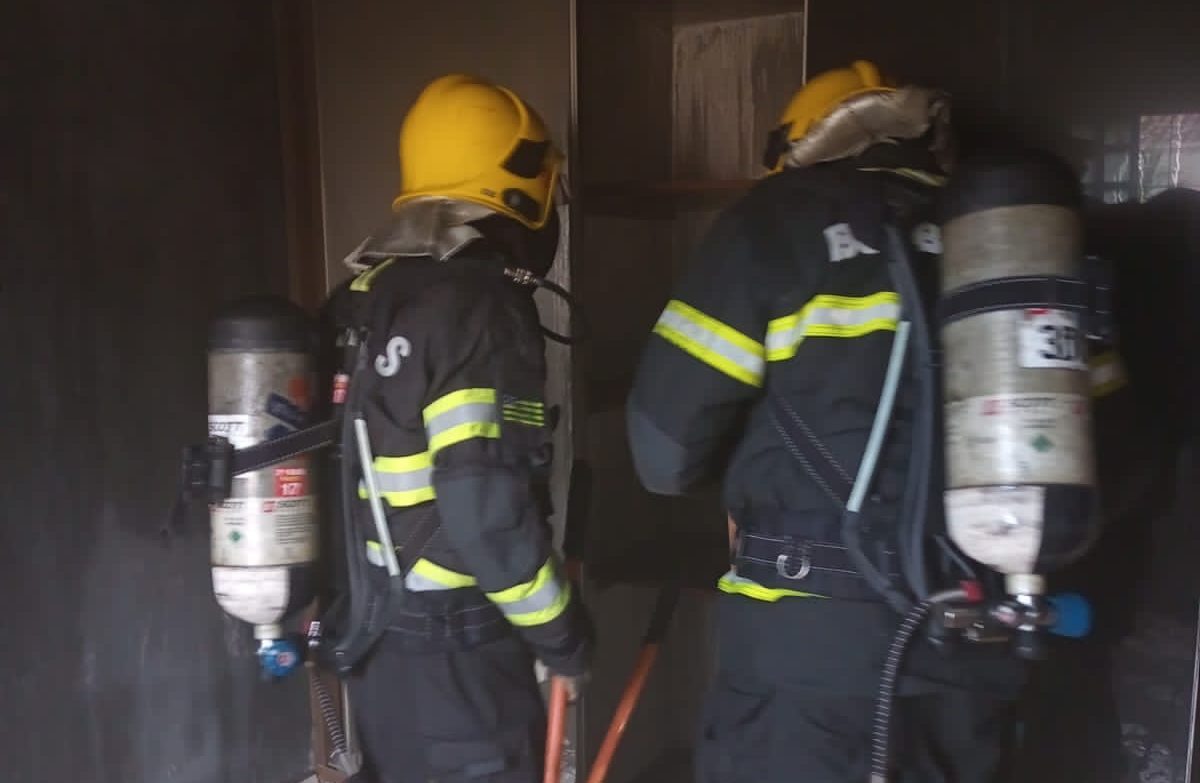 Bombeiros precisam arrombar casa para apagar princípio de incêndio em Anápolis