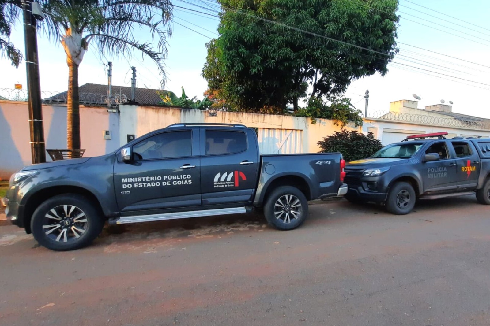 Veículos do Gaeco e da Polícia Militar durante operação. (Foto: MPGO)