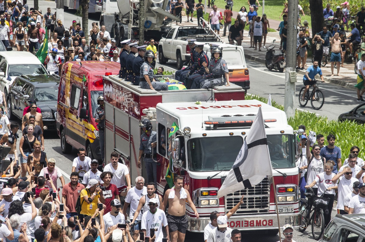 Cortejo de um caminhão do Corpo de Bombeiros leva o corpo de Pelé na ponta da Praia, no Canal 6, local onde sua mãe, Celeste, reside; o Rei do futebol deve ser sepultado às 14h; (Foto: Eduardo Knapp/Folhapress)