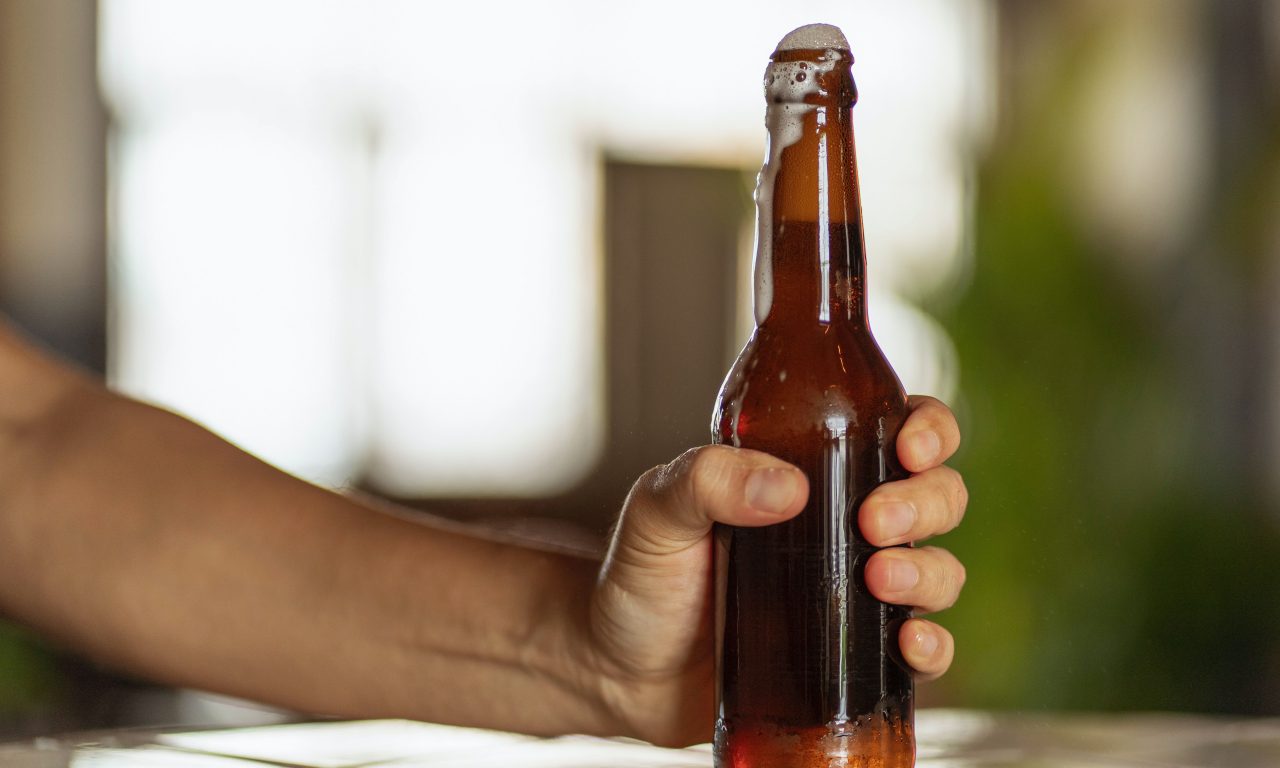 É perigoso beber cerveja direto da garrafa de vidro? Veja a resposta