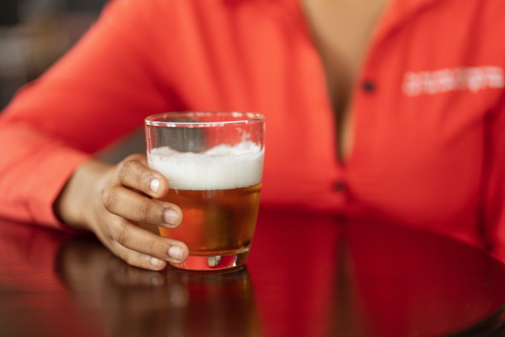 Saiba o motivo de não ser recomendado jogar a cerveja fora quando o copo esquentar