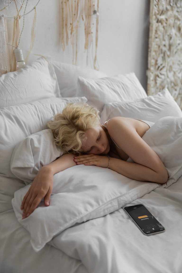 Estes são os perigos de dormir com o celular na cama