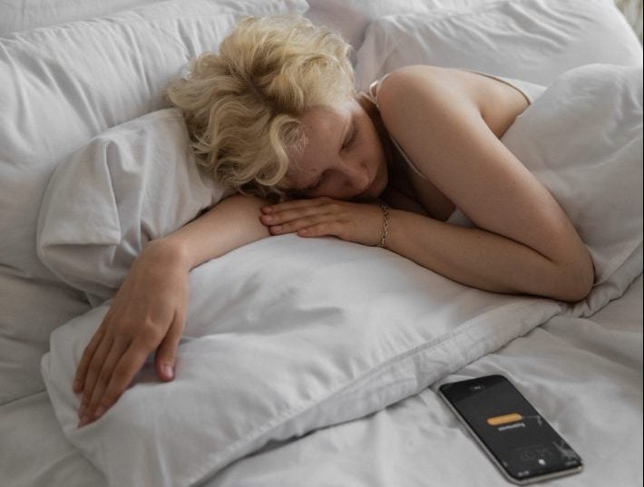 Estes são os perigos de dormir com o celular na cama