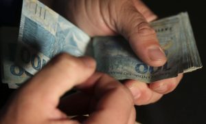 Chefe sai com funcionário no Amigo Secreto e presente decepciona: “era melhor não ter dado nada”