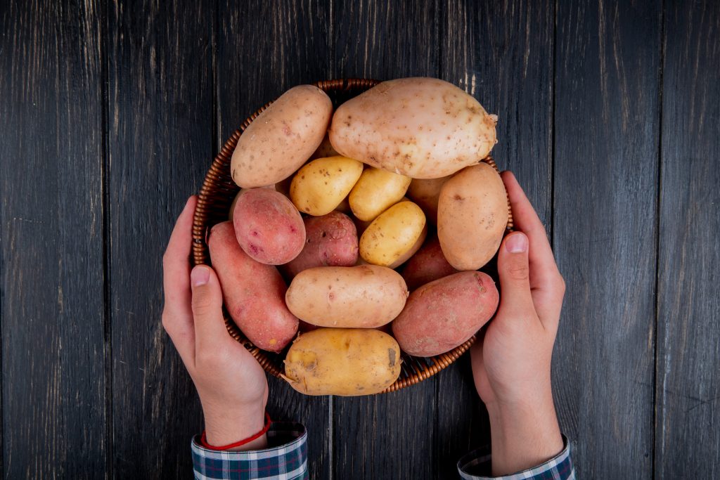 Batatas não devem ser guardadas ao lado da cebola e esta é a razão