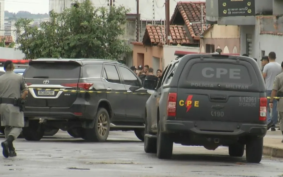 Local onde PM trocou tiros com policiais civis está cheio de viaturas. (Foto: Reprodução/TV Anhanguera)