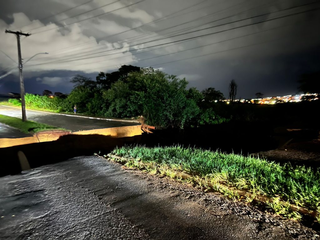 Forte chuva também estourou adutora e Saneago comunica falta d’água em Anápolis