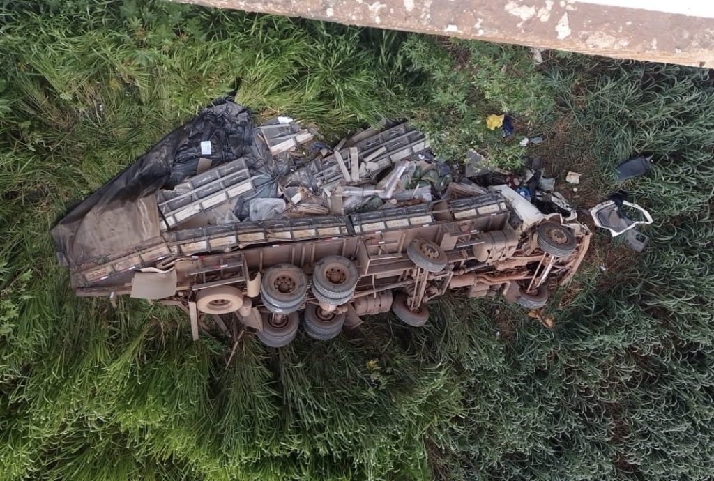 Caminhão cai de ponte na BR-153 e motorista morre após ficar preso às ferragens