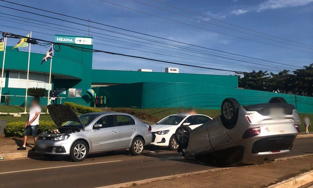 Engavetamento na porta do HEANA deixa o trânsito parado na Brasil Norte