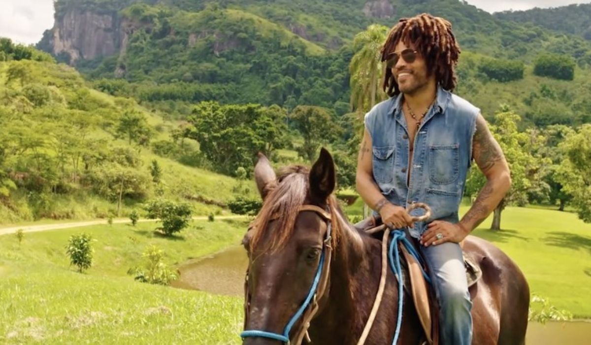 Imagem mostra o cantor Lenny Kravitz em cima de um cavalo. (Foto: Captura de tela)