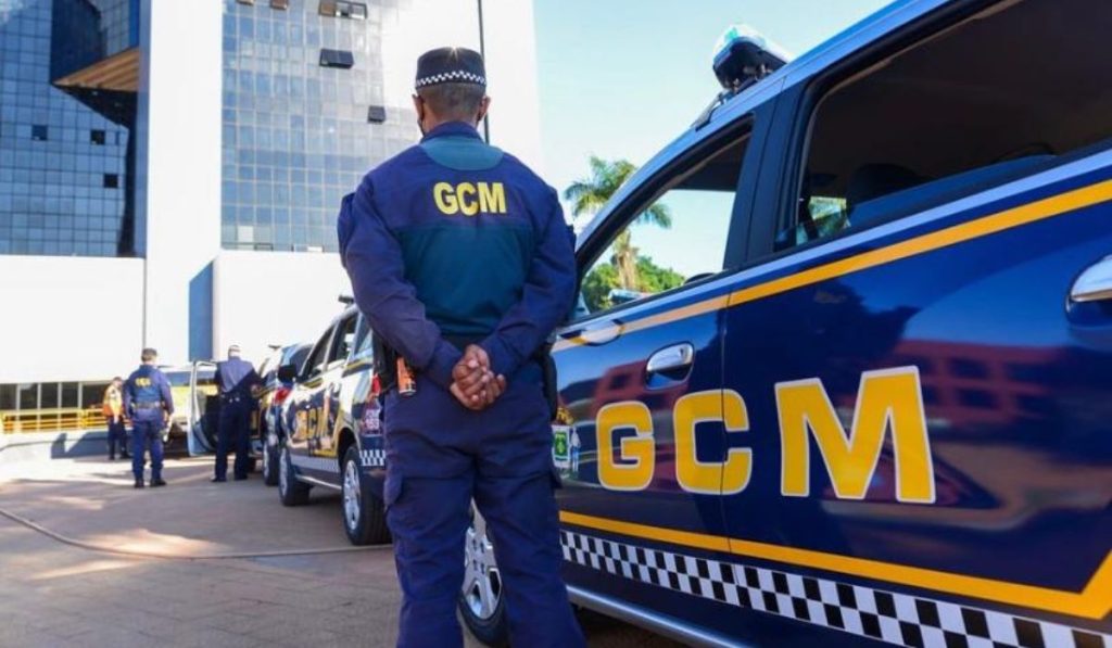 Agentes da Guarda Civil Metropolitana de Goiânia começam a aplicar multas de trânsito