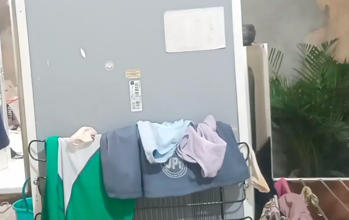 secar a roupa atrás da geladeira