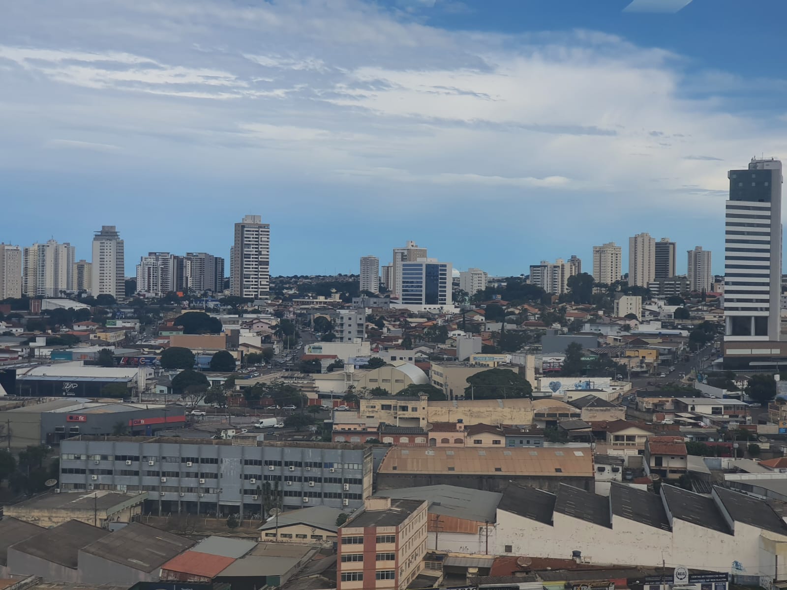 Por que Anápolis não pode ter edifícios altos e arranha-céus como Goiânia?