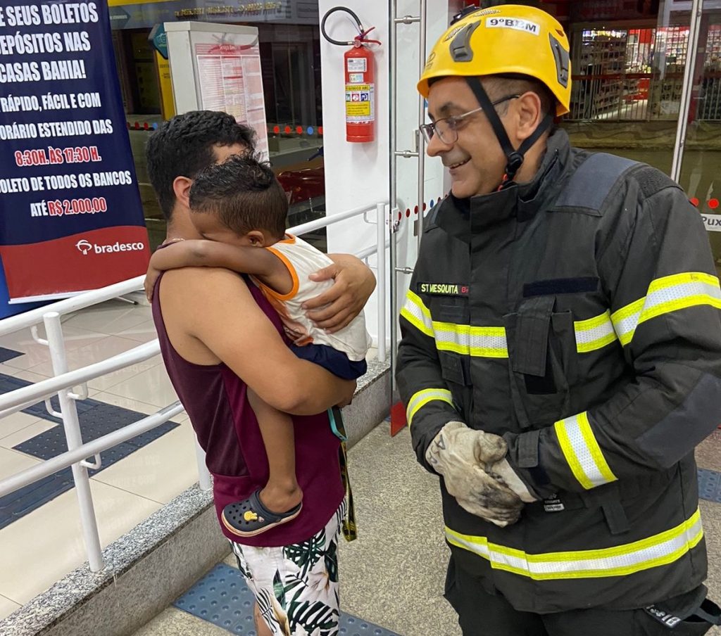 Bombeiros de Goiás resgatam criança que ficou presa em guarda-volumes de supermercado