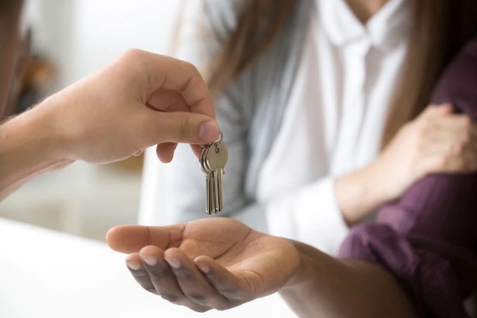 Pai que deu uma casa para o filho descobre do que ele foi capaz e decide vender o imóvel