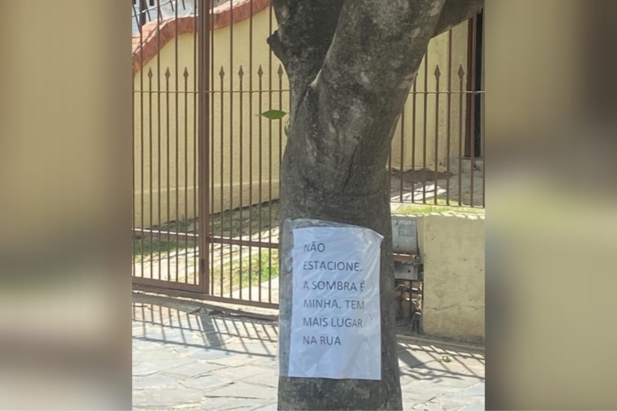 Homem coloca placa na porta de casa e chama atenção de quem passa na rua