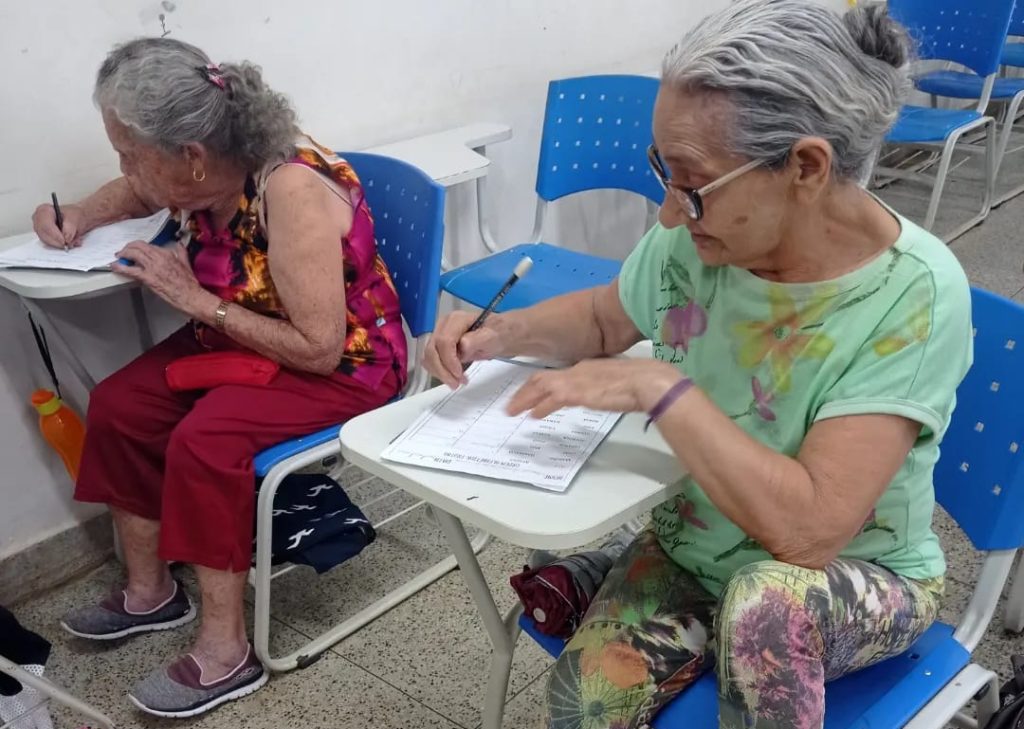 Idosos que nunca aprenderam a ler e escrever têm a chance de serem alfabetizados em Anápolis