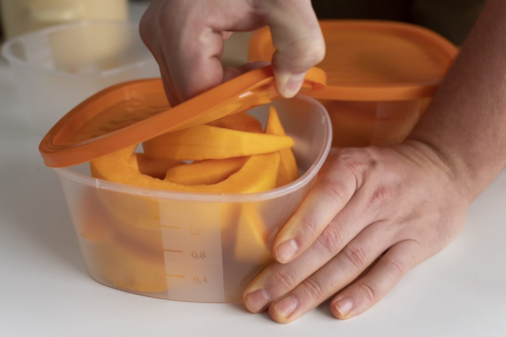 Este é o segredo para tirar o cheiro de comida dos potes de plástico que todos deveriam aprender