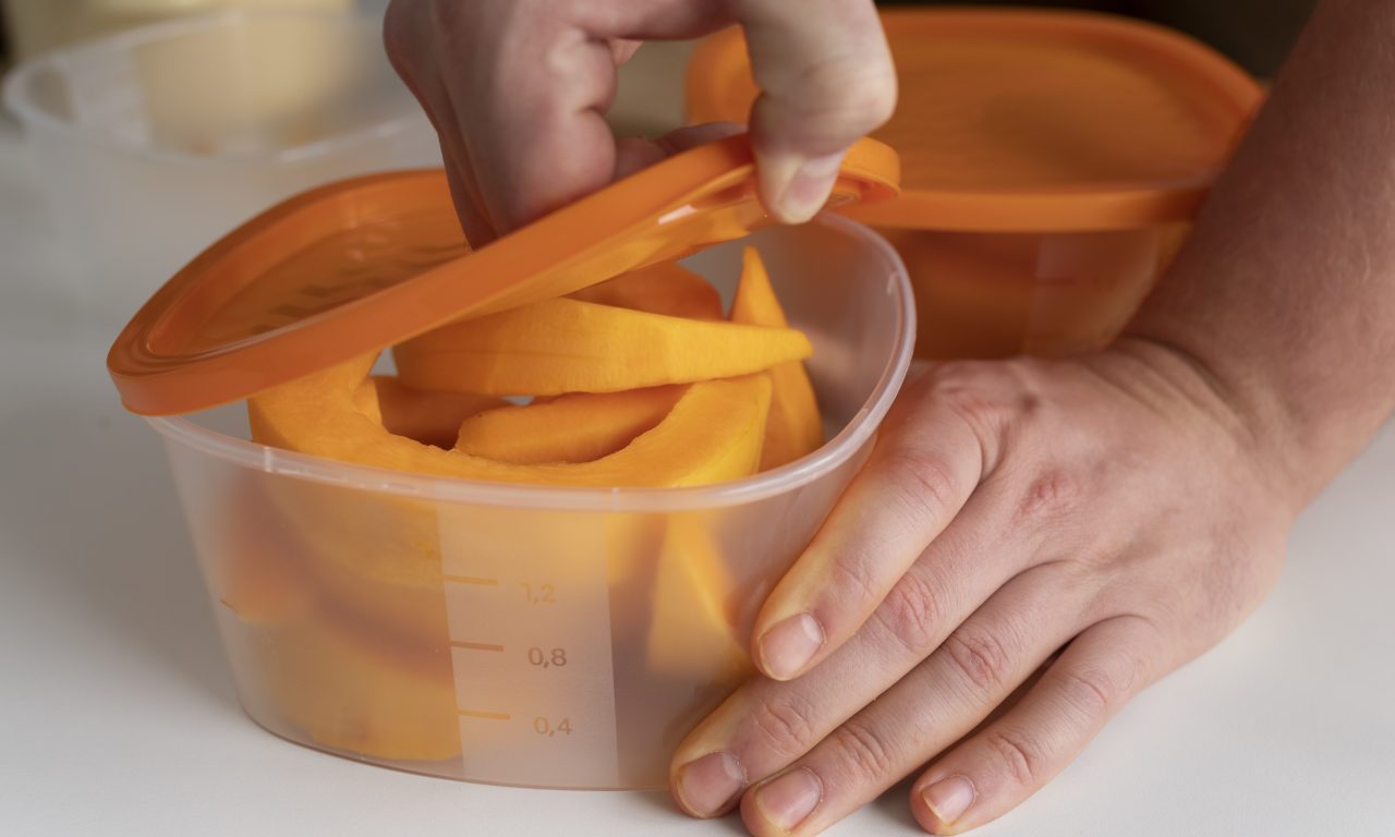 Este é o segredo para tirar o cheiro de comida dos potes de plástico que todos deveriam aprender