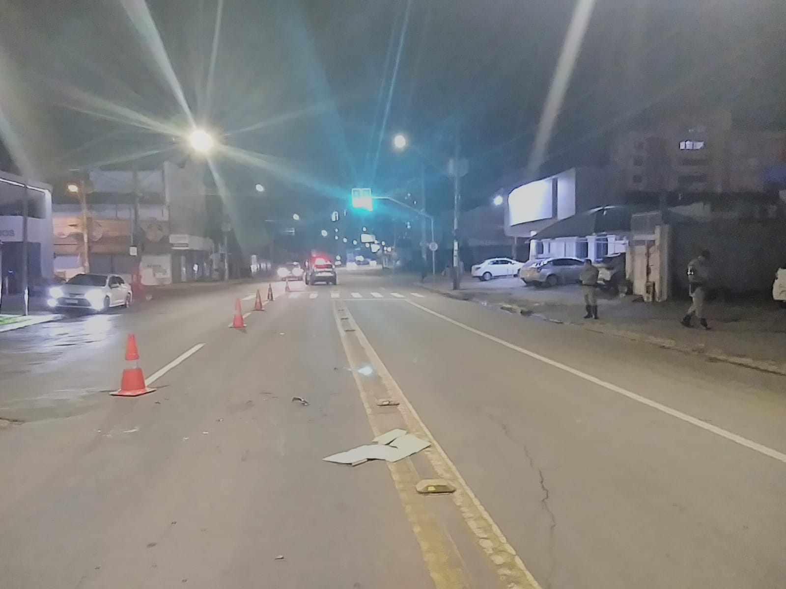 Mulher é atropelada por motociclista que trafegava na contramão, em Goiânia