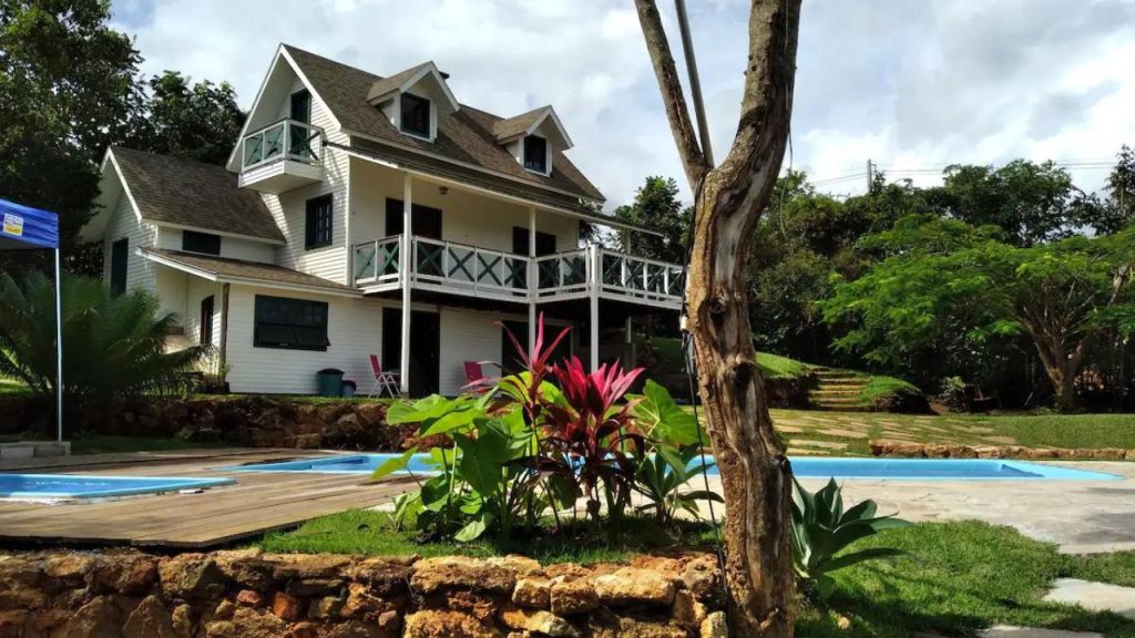 Chácara com vista para o lago é opção para ir com turma de amigos pagando pouco em Goiás