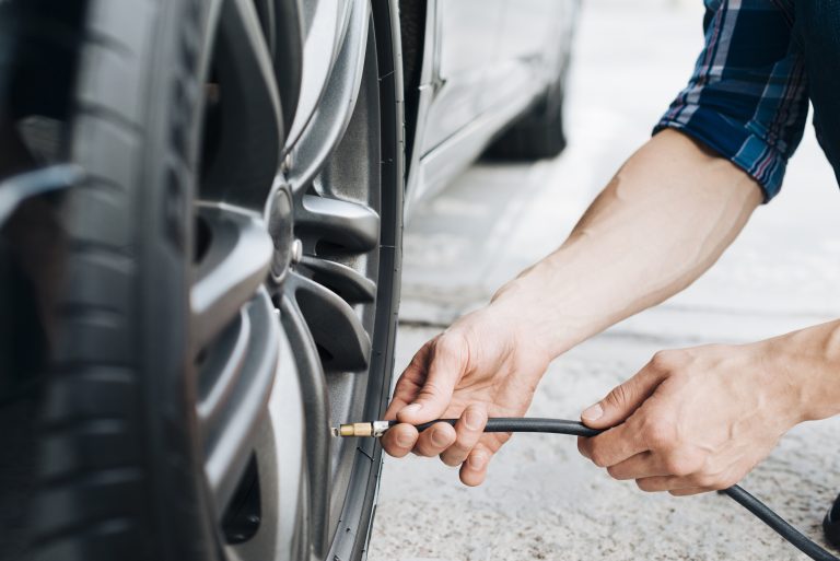 Você pode estar calibrando os pneus do carro da forma errada; aprenda o jeito certo