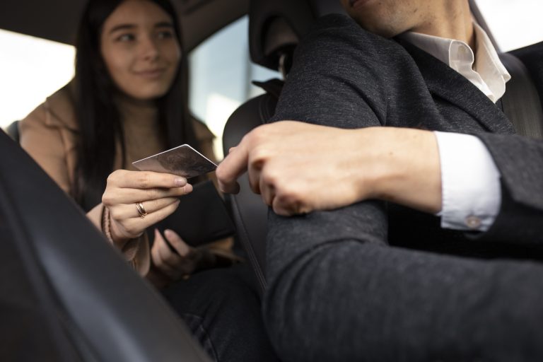 6 coisas que os passageiros jamais devem fazer dentro de um carro de motorista de app