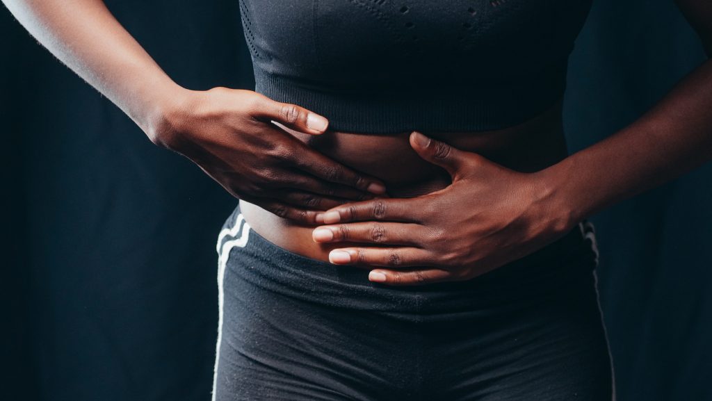 6 formas naturais que podem ajudar a desinchar a barriga mais rápido