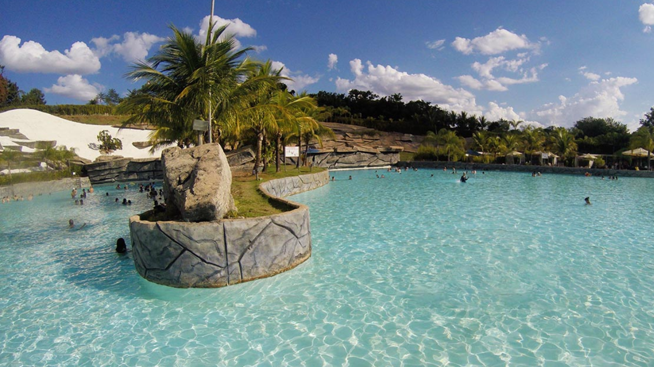 Praia do Cerrado é alternativa de turismo em Caldas Novas. (Foto: Reprodução/ Viagens e Caminhos).