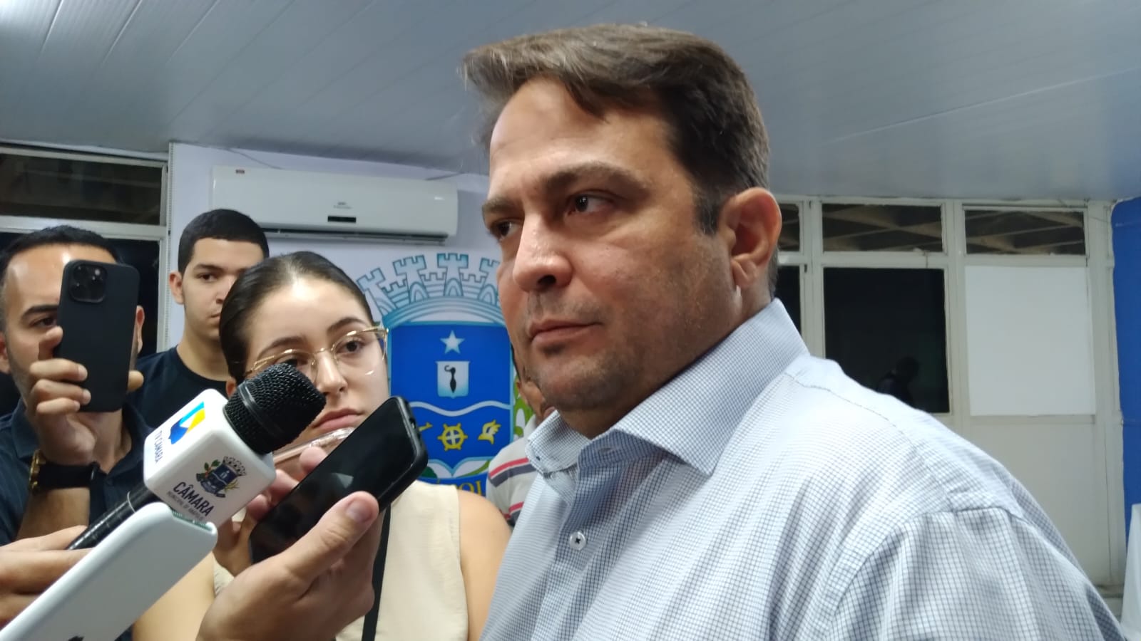 Prefeito Roberto Naves em coletiva no dia 03 de fevereiro de 2023. (Foto: Bruna Ariadne/Portal 6)