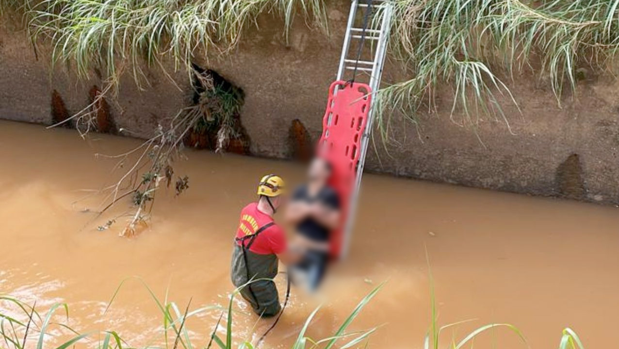 Homem foi jogado dentro de córrego em Anápolis. (Foto: Divulgação/ Corpo de Bombeiros)