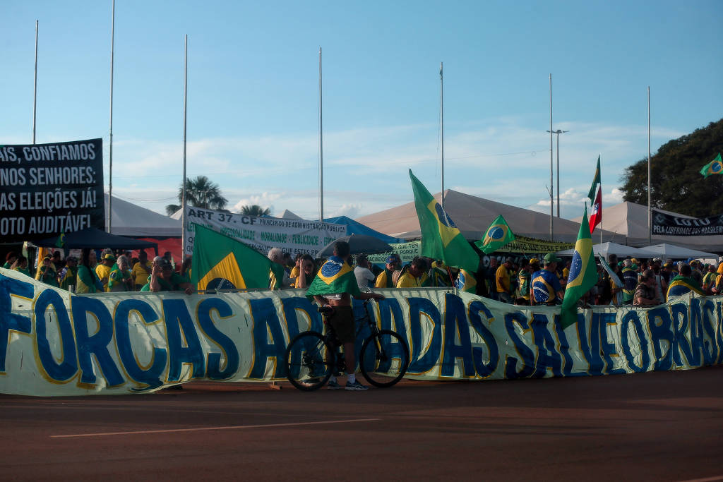 Apoiadores do presidente Jair Bolsonaro em acampamento e manifestações antidemocráticas em frente ao Quartel General do Exército, em Brasília - foto: Pedro Ladeira/Folhapress