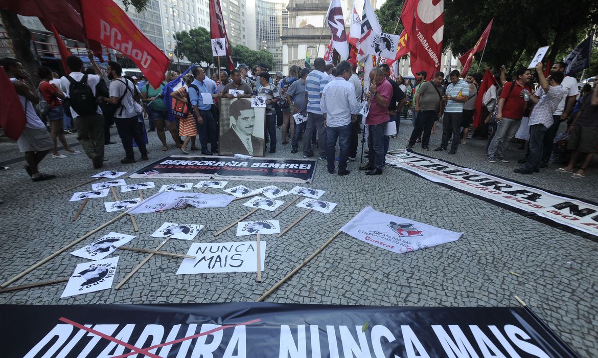 Rio de Janeiro - Passeata de estudantes, movimento sociais, sindicais e partidos de esquerda em repúdio ao golpe militar de 1964 percorre a Avenida Rio Branco para cobrar justiça pelas vítimas da ditadura e punição aos torturadores.Foto: Agência Brasil/Fernando Frazão