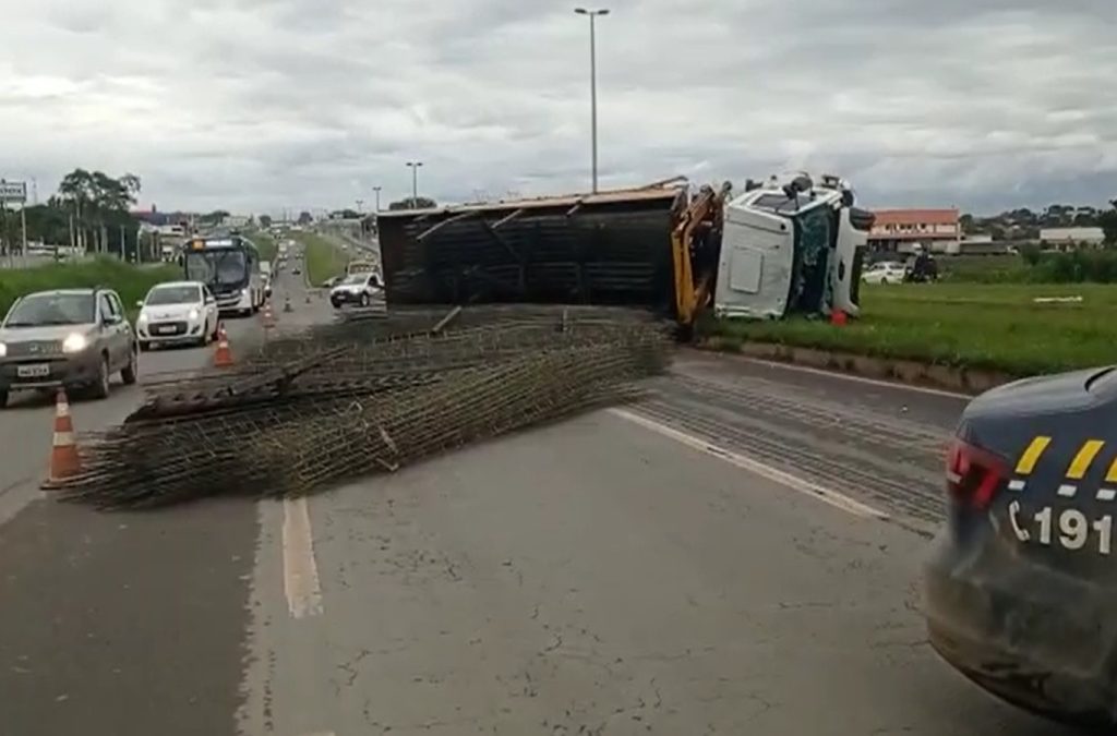 BR-153 está parcialmente interditada após carreta carregada de vergalhões tombar na pista