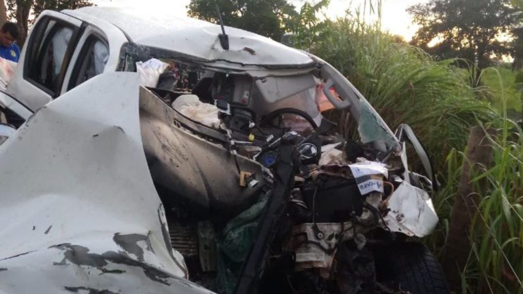 Passageiro morre e motorista de Hilux é levado para Goiânia após grave acidente