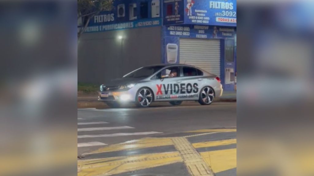 Carro com adesivo ousado chama atenção nas ruas de Goiânia