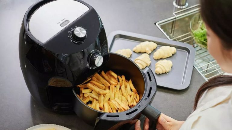 Você pode estar limpando a Air fryer do jeito errado; confira o certo