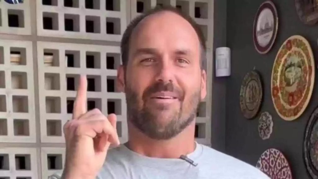 Seguindo passos de Michelle, Eduardo Bolsonaro vira ‘garoto-propaganda’ de loja em Goiânia