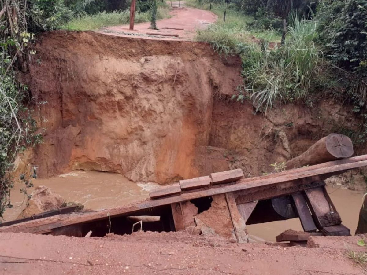 Após chuvas intensas, ponte roda e deixa cerca de 50 famílias ilhadas, em Niquelândia