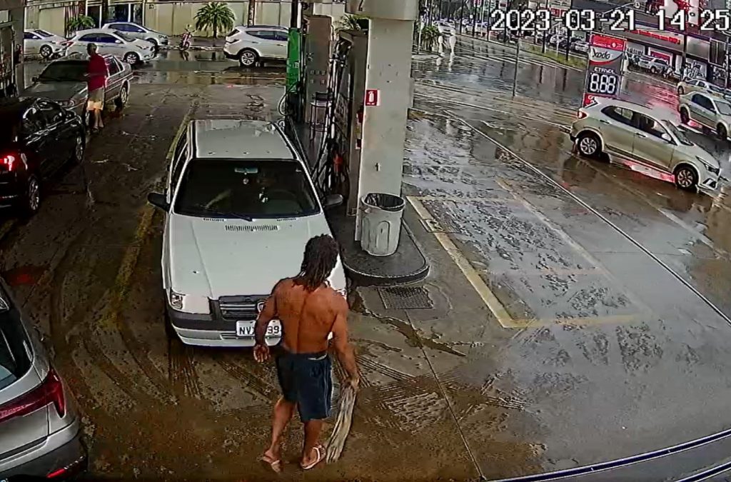 Homem ameaça frentista e quebra objetos do posto ao não lhe permitirem usar o banheiro