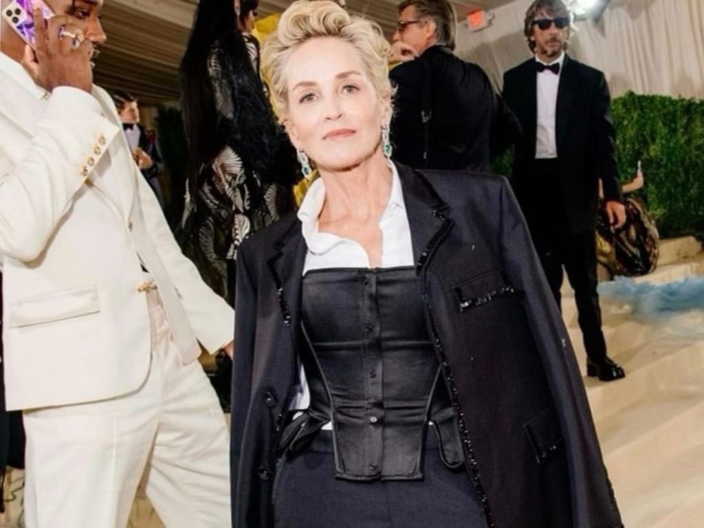 Sharon Stone diz que perdeu metade de sua fortuna por problema com banco nos EUA