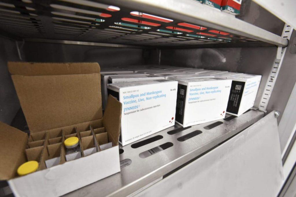 Saúde negocia compra de 25 mil doses de vacina contra mpox