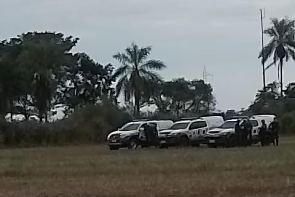 Camburões da polícia dentro do território Laranjeira Nhanderu, em Rio Brilhante, no Mato Grosso do Sul — Foto: @Cimi/povo Guarani e Kaiowá/Reprodução