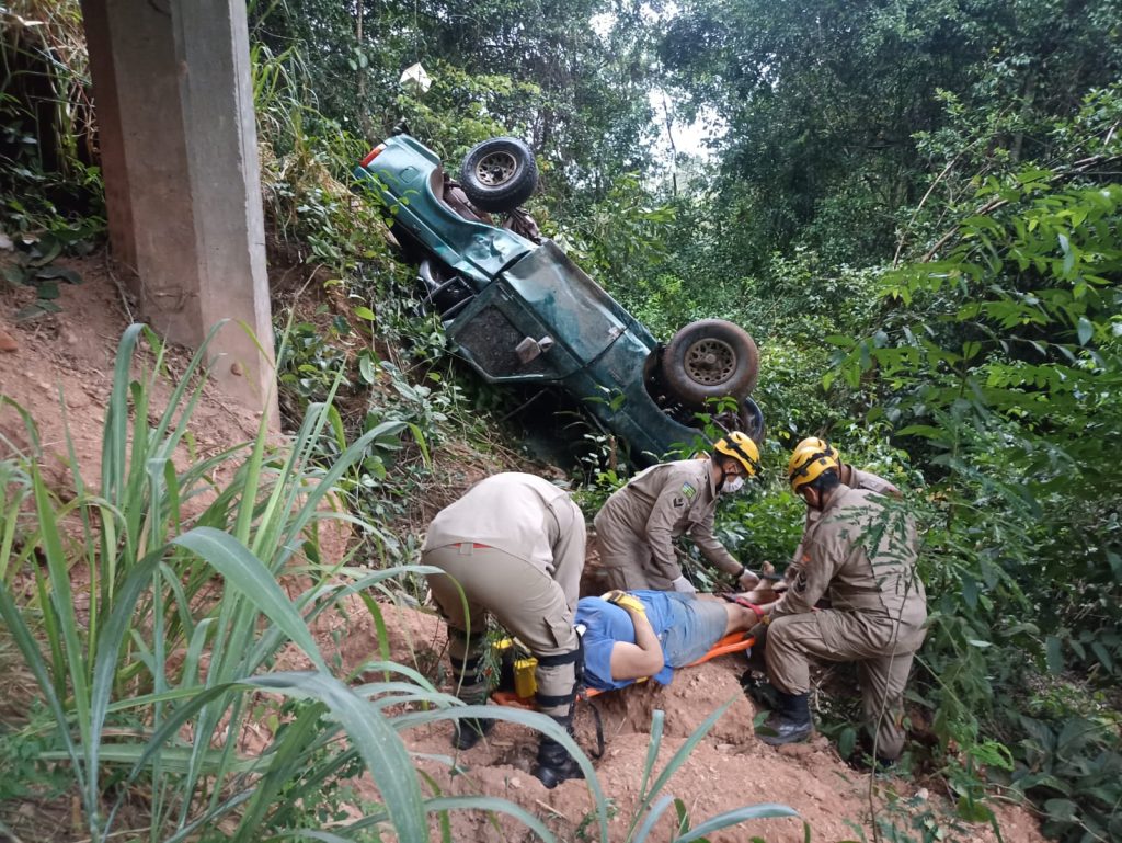 Caminhonete bate em guard rail, capota e cai de ponte no interior de Goiás