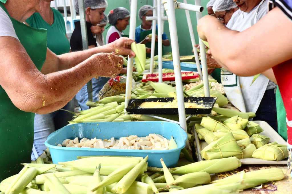 Mulheres preparando uma pamonhada. (Foto: Thales Moura).