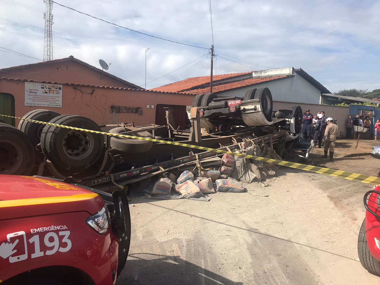 Homem morre após tombamento de caminhão carregado de cimento, em Aparecida de Goiânia