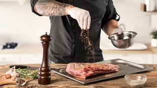 Nem abacaxi, nem cerveja: o segredo para deixar a carne de segunda tão macia quanto a de primeira